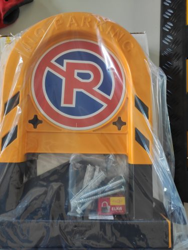 Lehajtható parkolásgátló, lakattal zárható