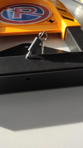 Lehajtható parkolásgátló, lakattal zárható