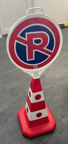 Becsavarható műanyag tábla (parkolni tilos)