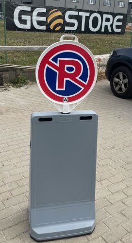 Becsavarható műanyag tábla (parkolni tilos)
