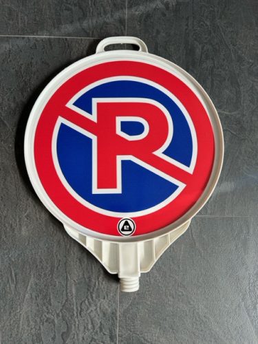 Becsavarható műanyag tábla (parkolni tilos)