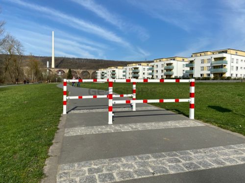 Access barriers with triangular locking mechanism swing-back with top bar