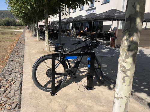 E-bike parkoló / töltőállomás